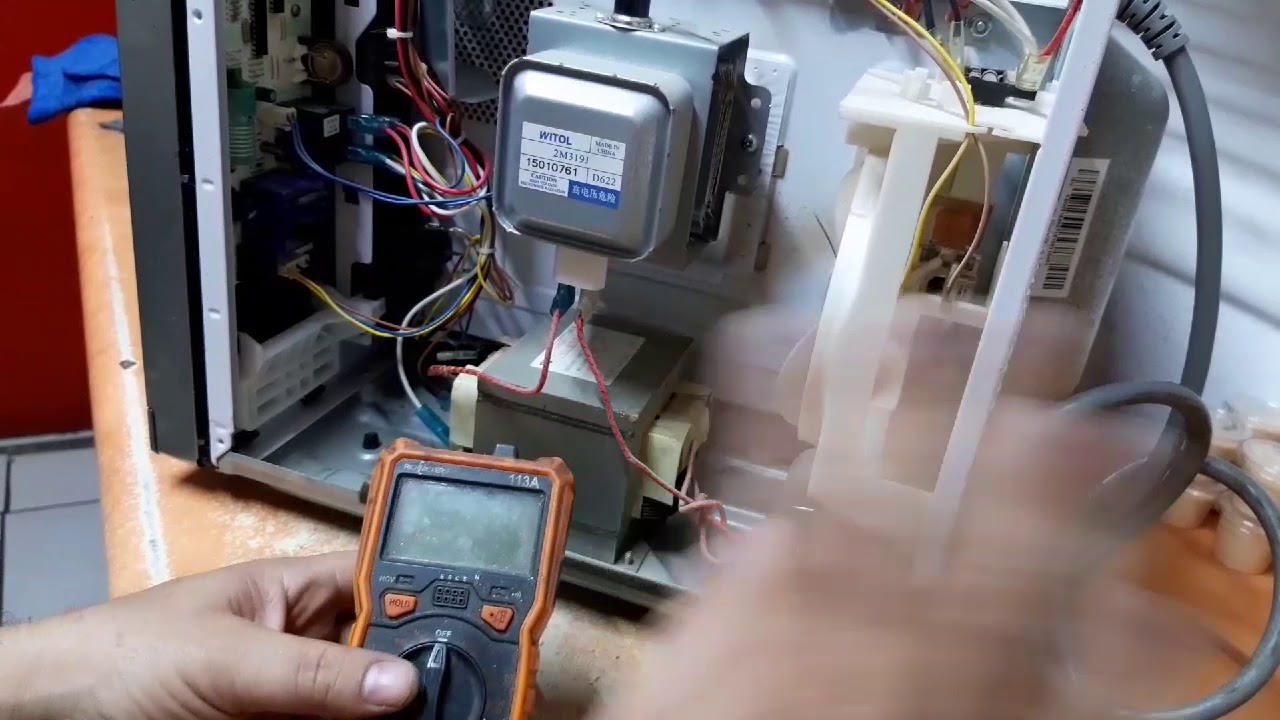 Microondas GE gira el plato al abrir la puerta