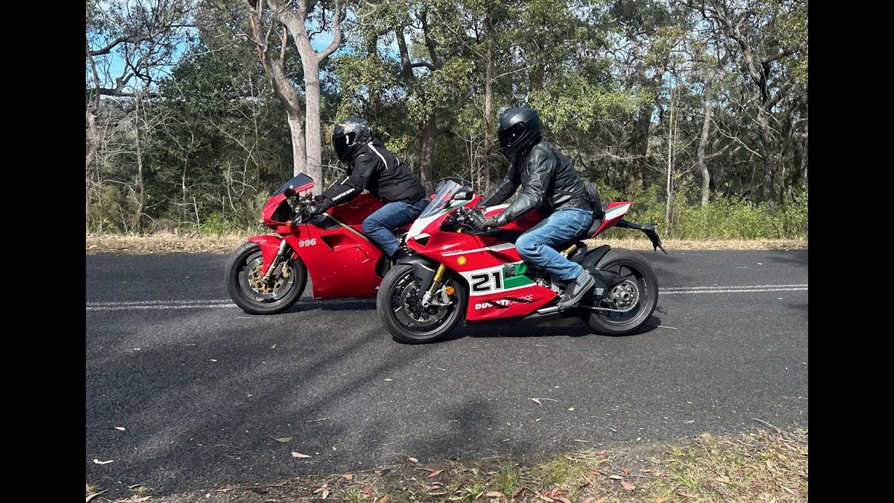 Обзор мотоциклов | Ducati 996 против Ducati Panigale V2 Bayliss — старая и новая версии, протести...