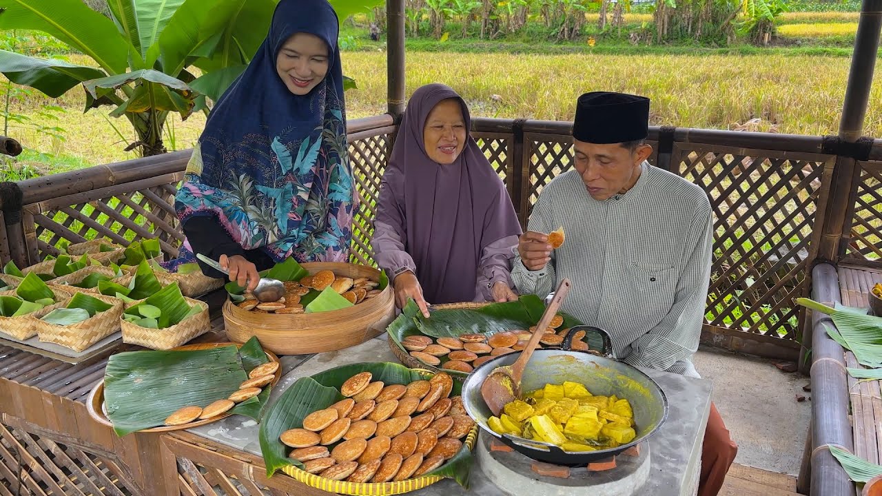 Panen Kelapa di Kebun, Buat Apem Kelapa untuk Jumat Berkah Jamaah Masjid | Kampung Halaman