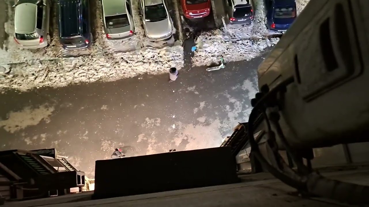 Aruncăm cu bulgări de zăpadă de la geam 😂😂🤣