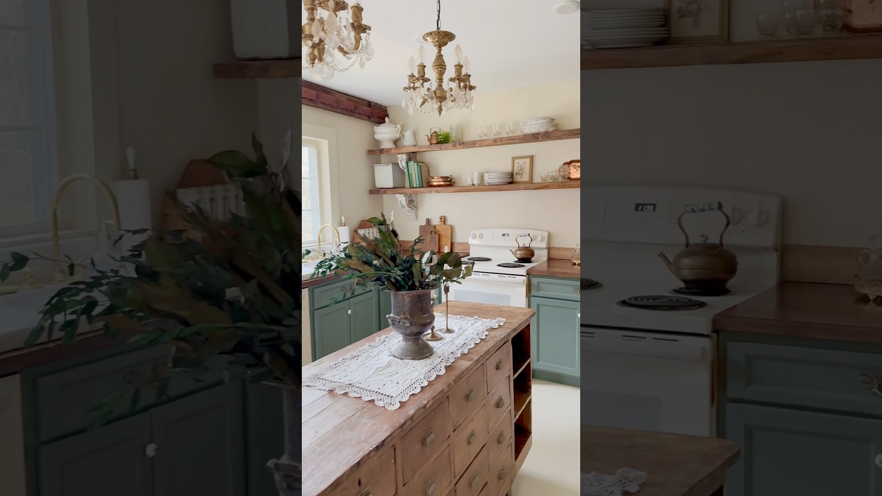 A spring refresh in the kitchen #kitchendecor #springdecorideas #vintagehome