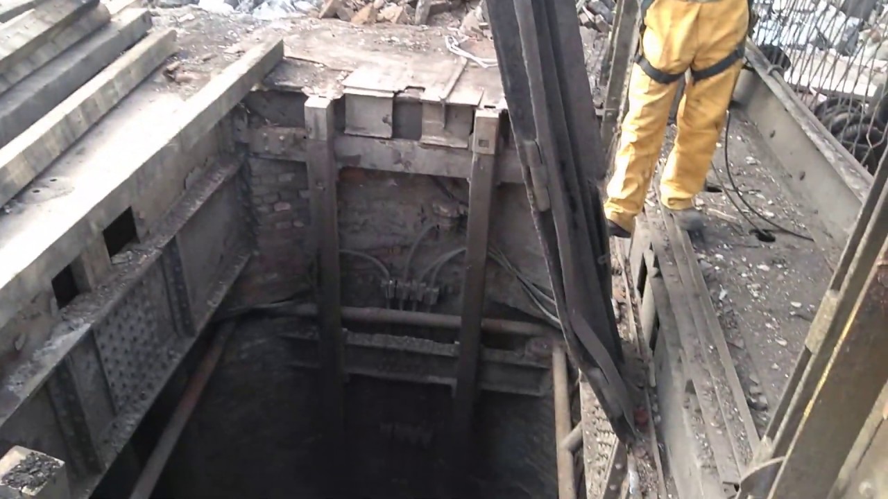 Otw&oacute;r szybu g&oacute;rniczego, deep hole - 600 m.głęboki