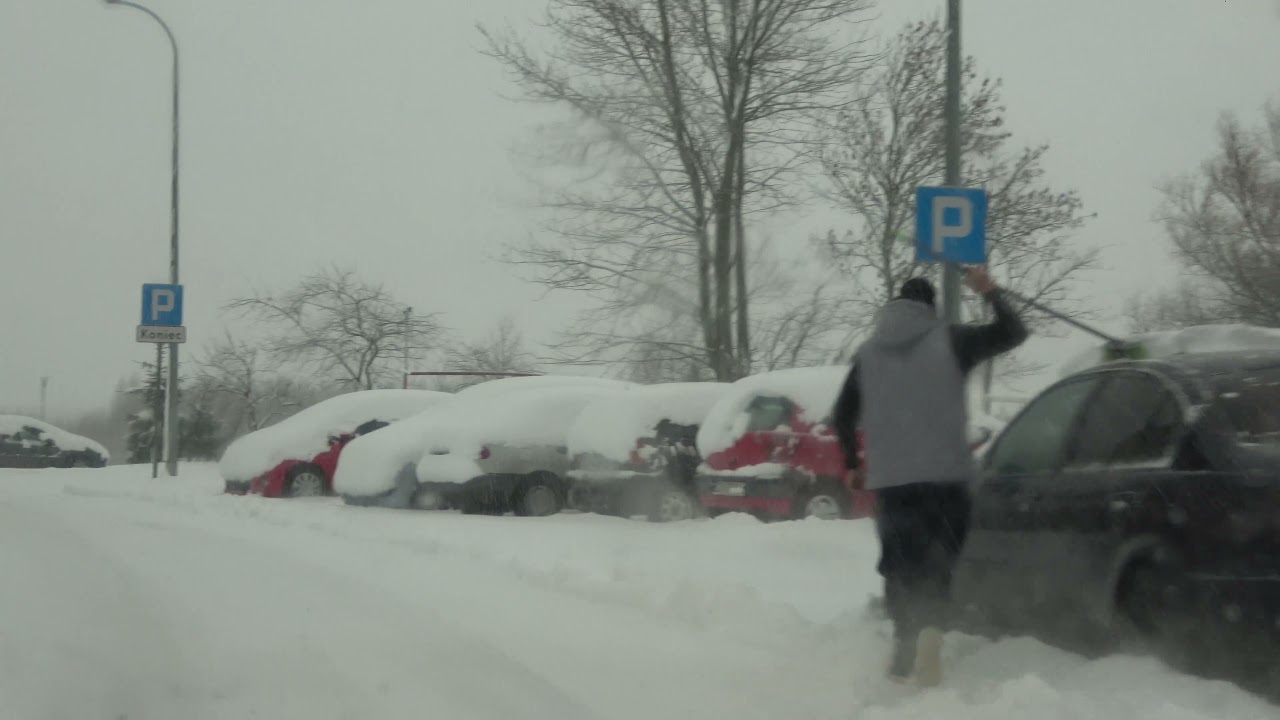 Akcja zima. Poranny przejazd po zaśnieżonych ulicach Koszalina