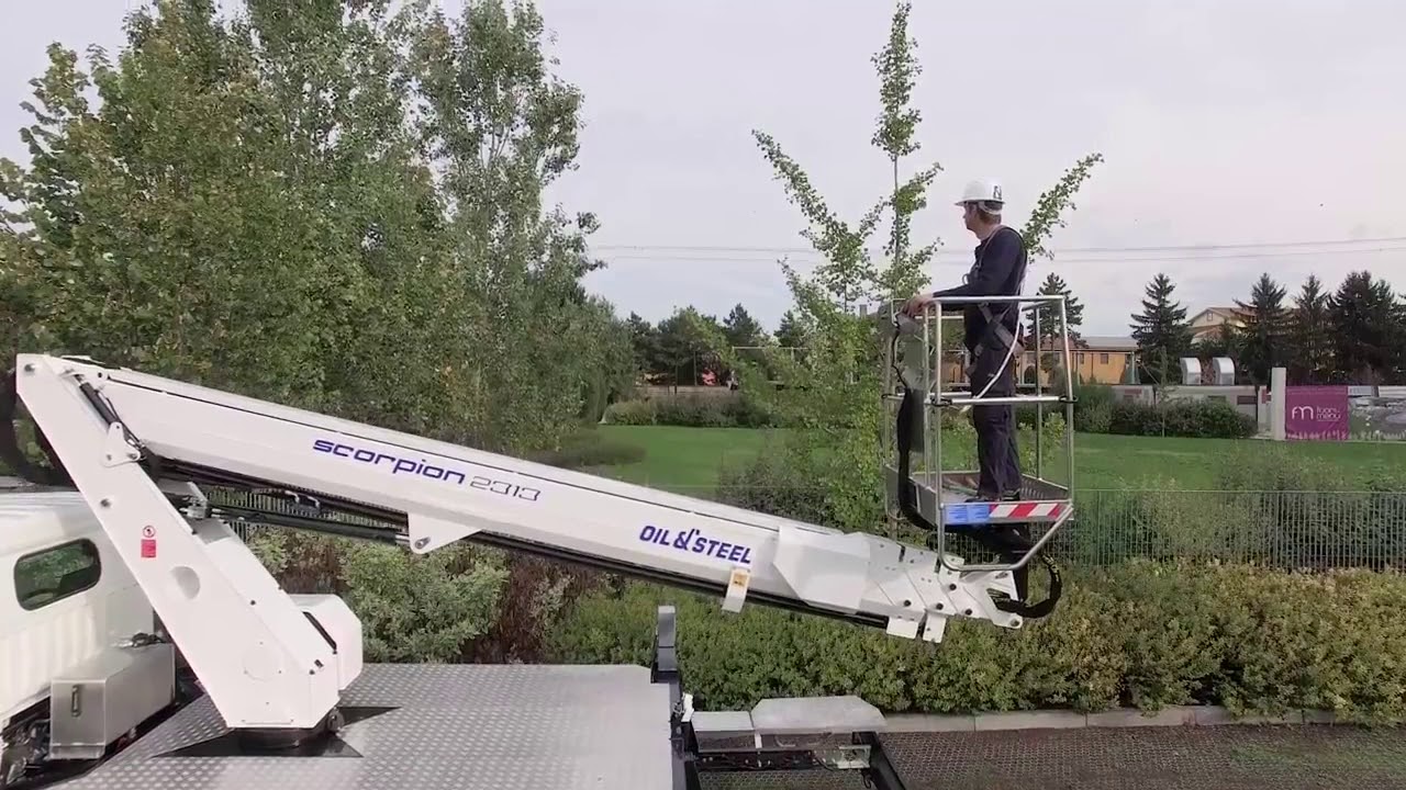 Телескопическая автовышка Oil&Steel Scorpion 2313 с г/п люльки 200 кг. Высота 22,6 м, вылет 12,8 м
