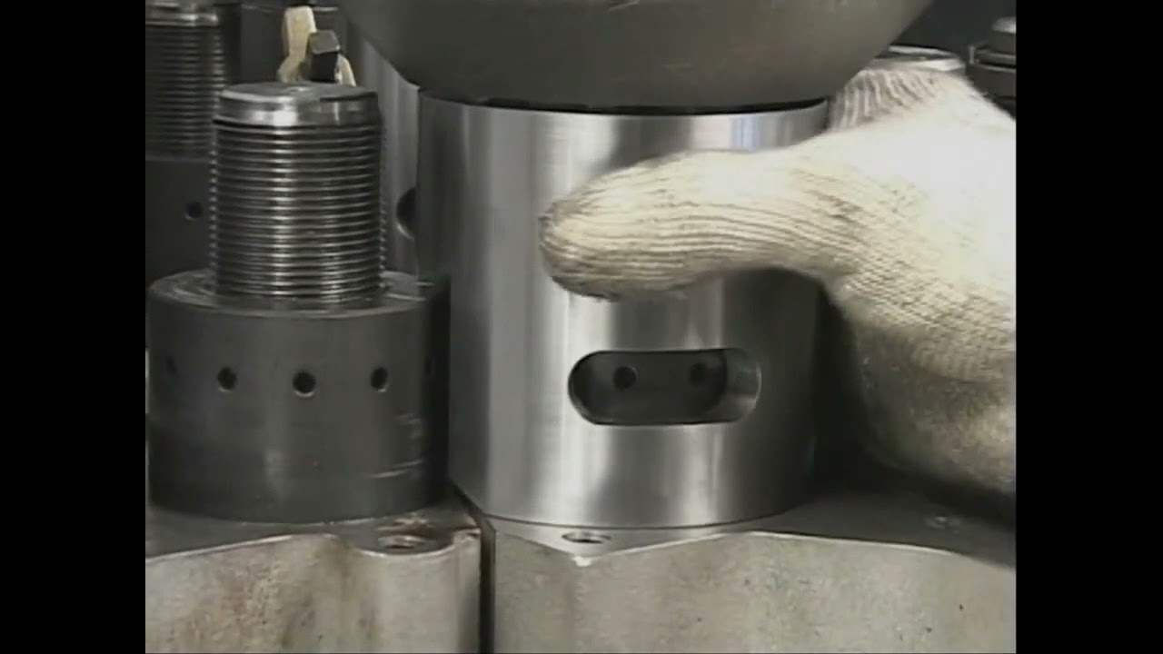 Yanmar 6EY22 lifting cylinder head by the use of Hydraulic Jacks