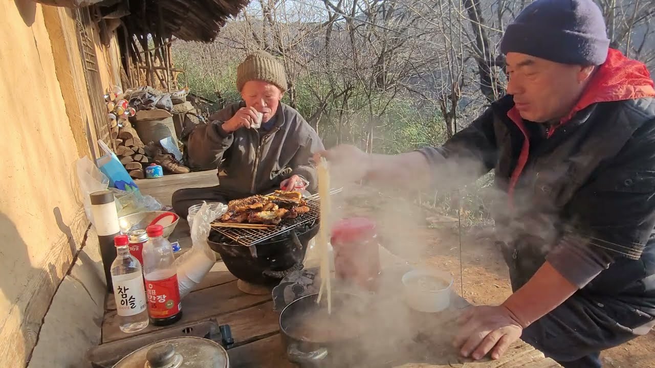 Я провел ночь, разговаривая со стариком из Гульпиджип Хваджонмин при свете фонаря,