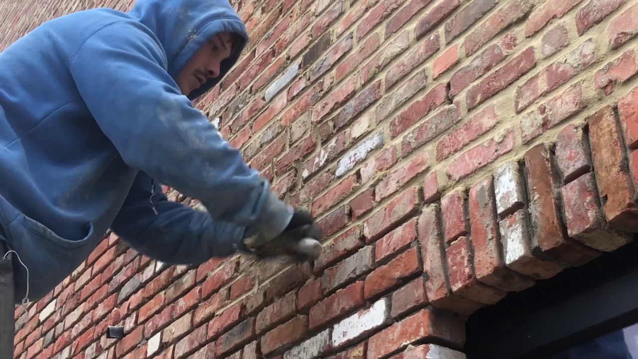 Voegen van metselwerk /Pointing brickwork