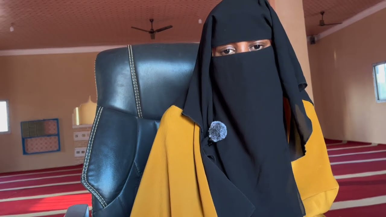 Caasho moowliid Cabdullahi oo kabaxeeyso kitaabka hidayatul mustafiid fii axkaam tajwiid. 