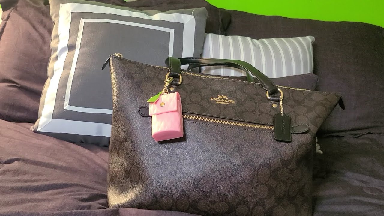 What's in my bag💋❤️ Signature Coach Zip tote