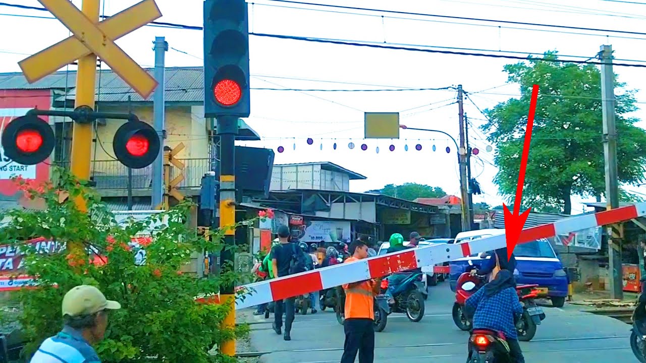 Alarm Double kok Gini? Jadi aneh! Perlintasan Kereta Kalideres