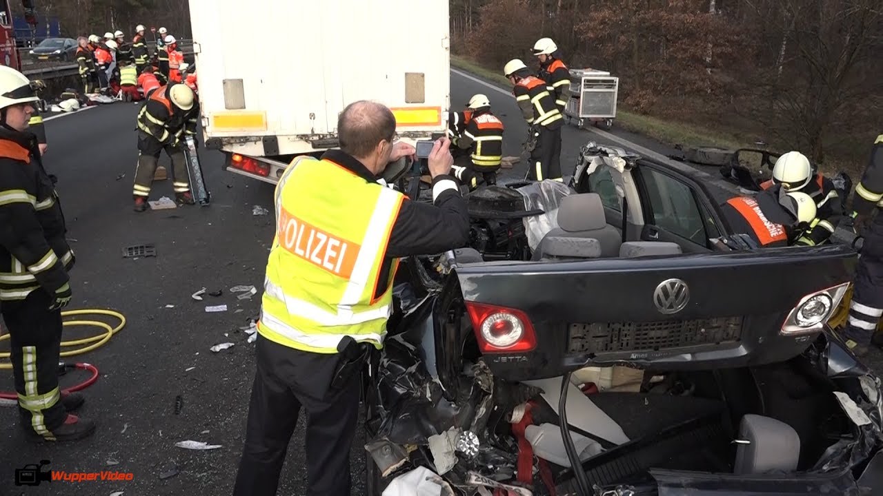 Schwerer Verkehrsunfall an Stauende auf Autobahn A1  - Fahrer lebensgefährlich verletzt | 18.12.2018
