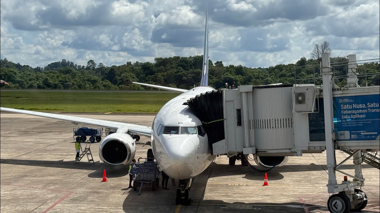 Sriwijaya Air Boeing 737-800 PK-CRH Landing At Kalimarau Airport, Berau