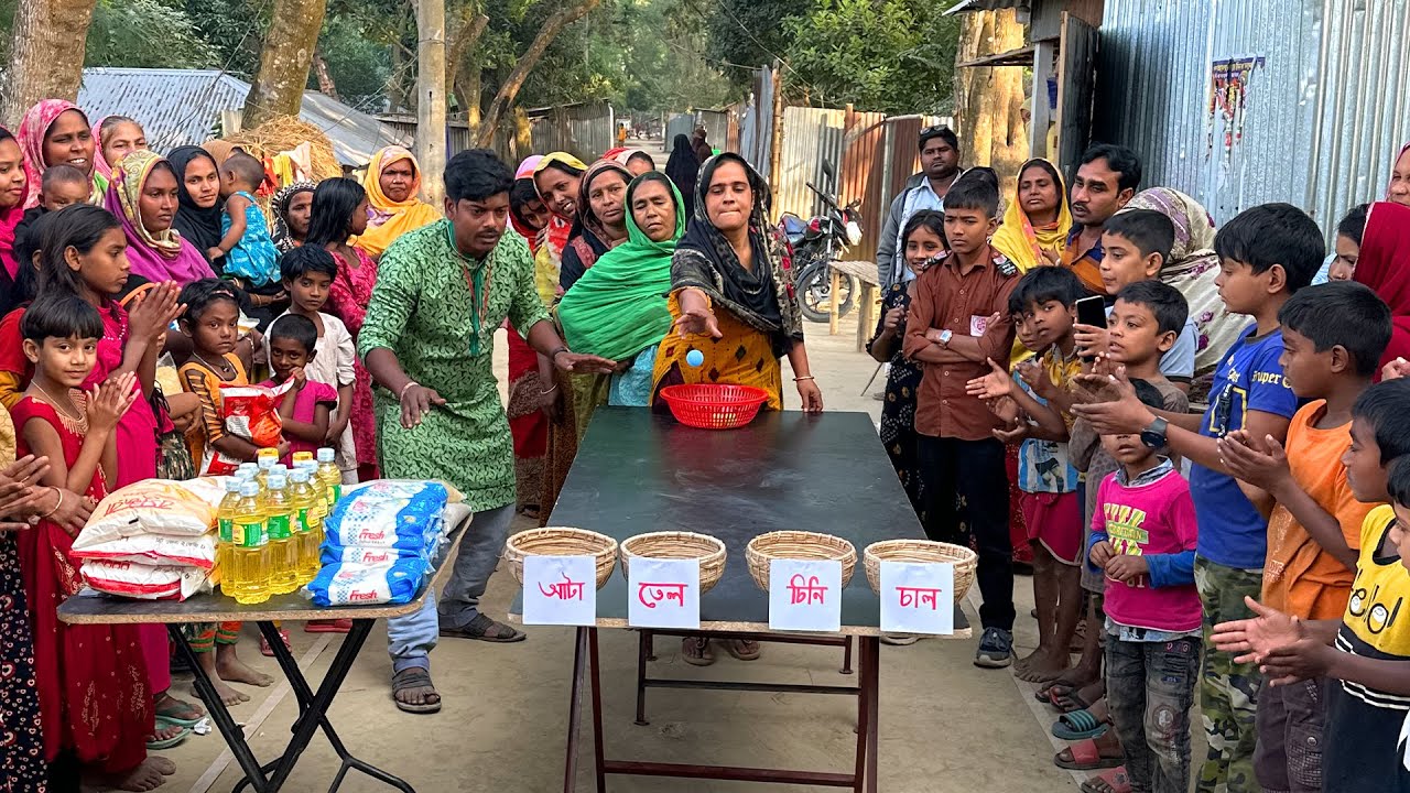 বল ছুড়ে ঝুড়িতে ফেলতে পারলেই চাল, ডাল, তেল, চিনি জেতার সুযোগ। নতুন গ্রামে আপারা মজার খেলায় উপহার জিতল