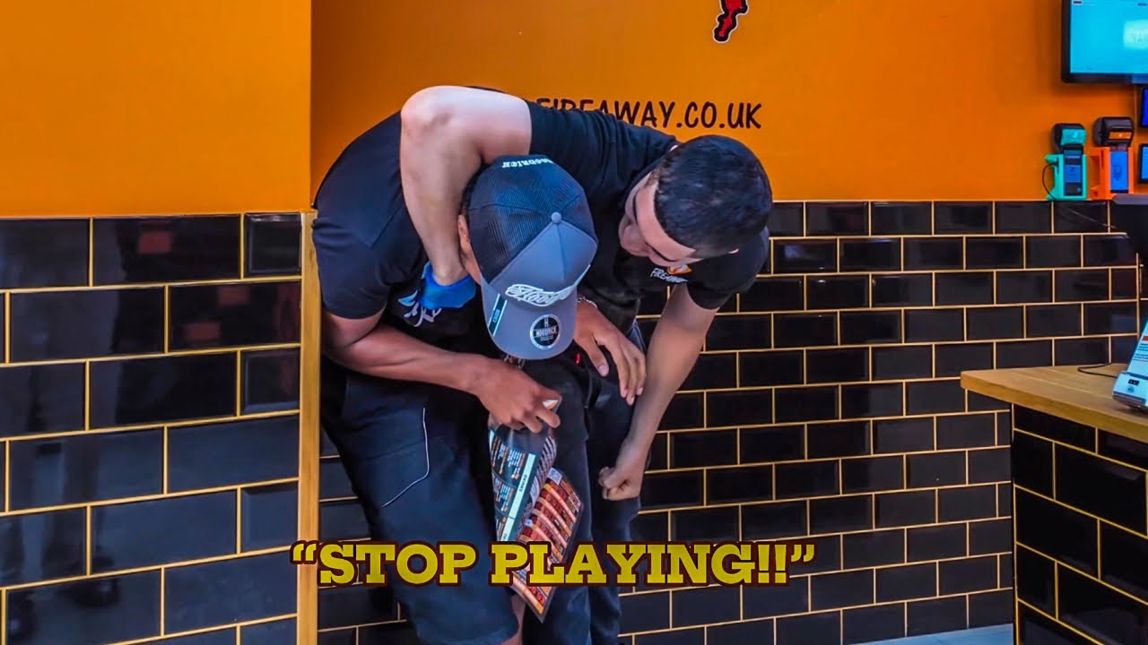 Издевательская шутка над людьми!!😡😂😂