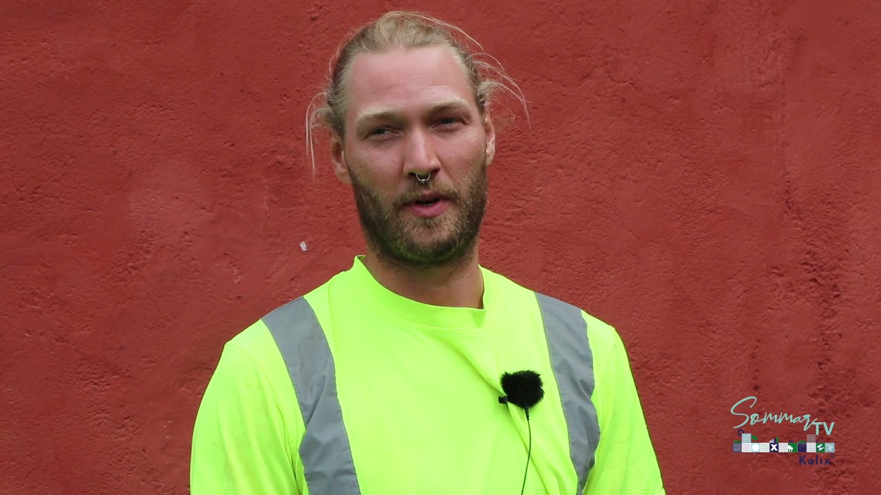 Kalix kyrkas tak får ny färg.