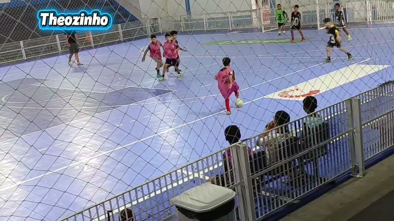 Alguns lances nos treinos ⚽️😂🤙 #theozinho #futsal #futebol #neymar #messi #cr7 #r10 