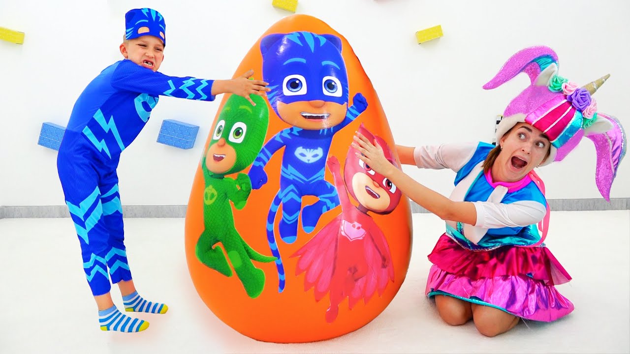 Vlad i Niki bawią się zabawkami w niespodziankę w gigantyczne jajka