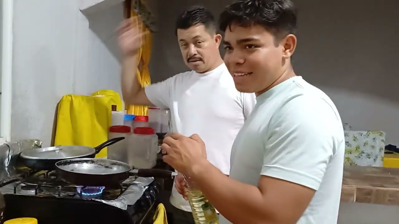 Deyvi y Adolfo cocinando por primera vez, concienten a Sulma por el dia de la mujer 😱😱🙏