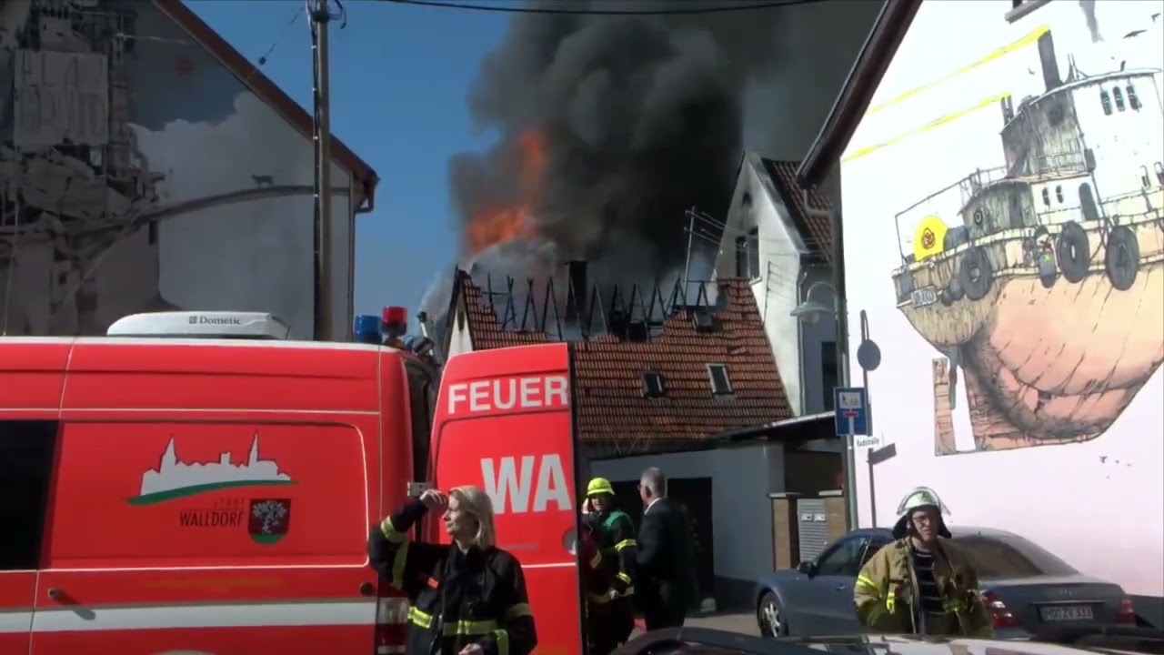 Fünf Häuser brennen aktuell in Walldorf.