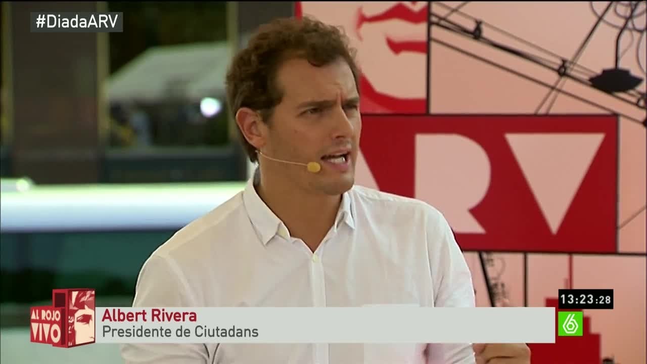 Albert Rivera, escoltado en la plaza de Catalunya tras intervenir en 'Al Rojo Vivo'