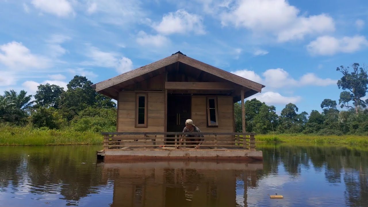 30 days to build a floating house on the lake