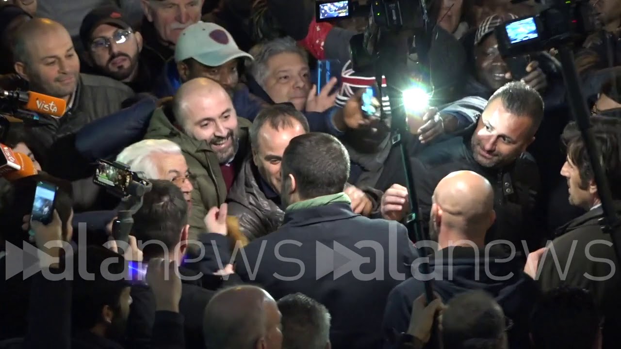 Afragola, Salvini acclamato come una rock star anche da immigrati