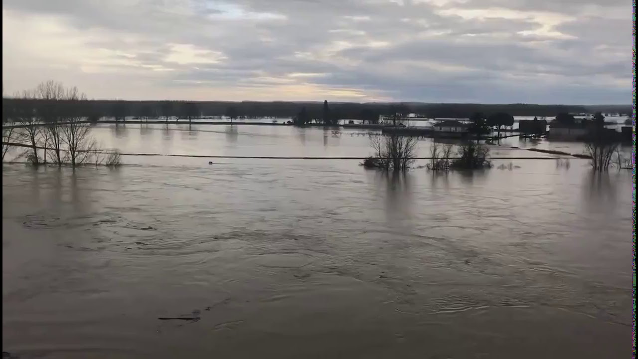 🌧 Images impressionnantes de la #Garonne en #crue ce 3 f&eacute;vrier. &Agrave; Tonneins (47)