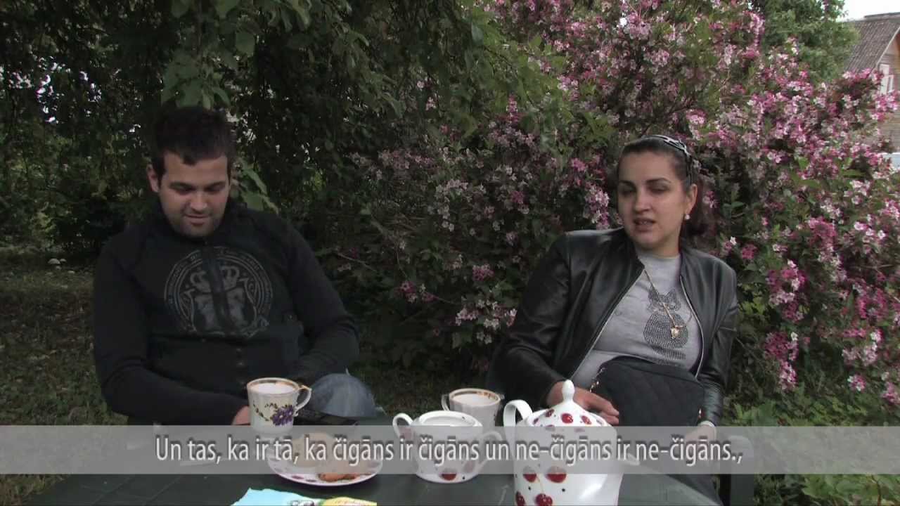 Divās kurpēs / In Both Shoes  / Dui Čīki