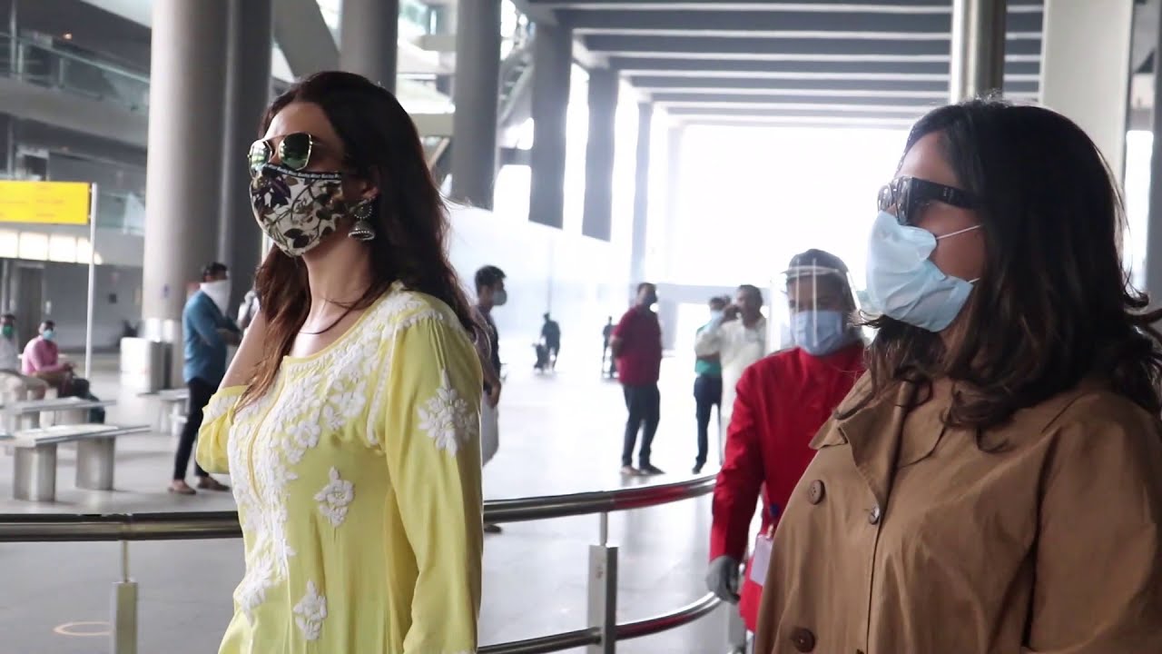 Many Bollywood Diva's Snapped For Media Outside Airport While Returning Back To Mumbai