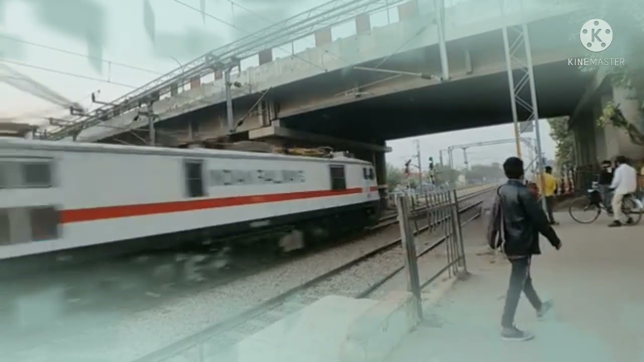 TRAIN CROSSING IN FAST SPEED , INDIA FASTEST TRAIN CROSSING STATION PLATFORM