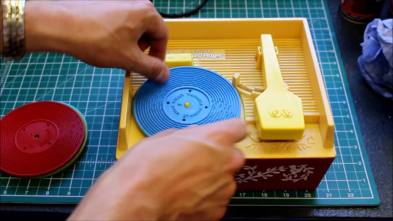 Классический проигрыватель Fisher Price отремонтирован в мастерской FixItWorkshop.