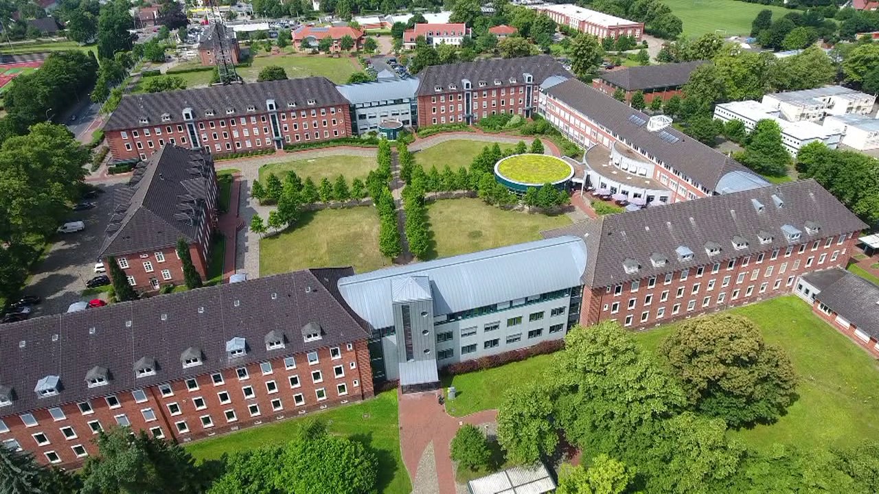 Verden (Aller) von oben: Artilleriestraße, Kreishaus, GS am Lönsweg und Umgebung