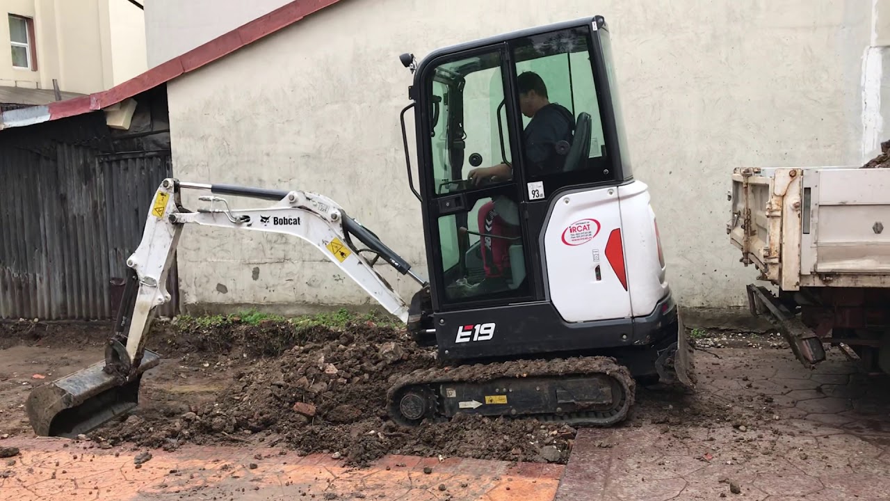 Bobcat E19 la excavare moloz