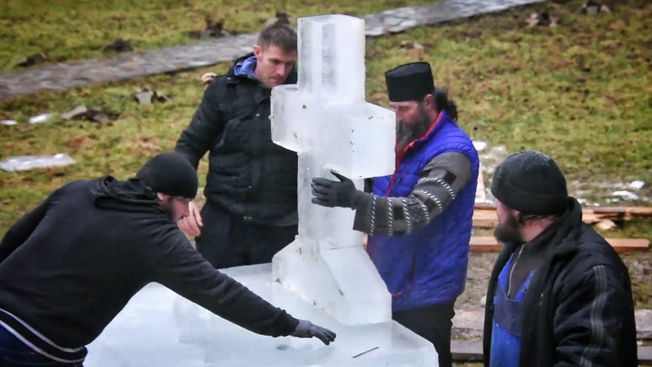 Realizarea crucii din gheata, in ajun de Boboteaza, la Schitul Icoana Noua, Vanatori-Neamt 5.01.2021
