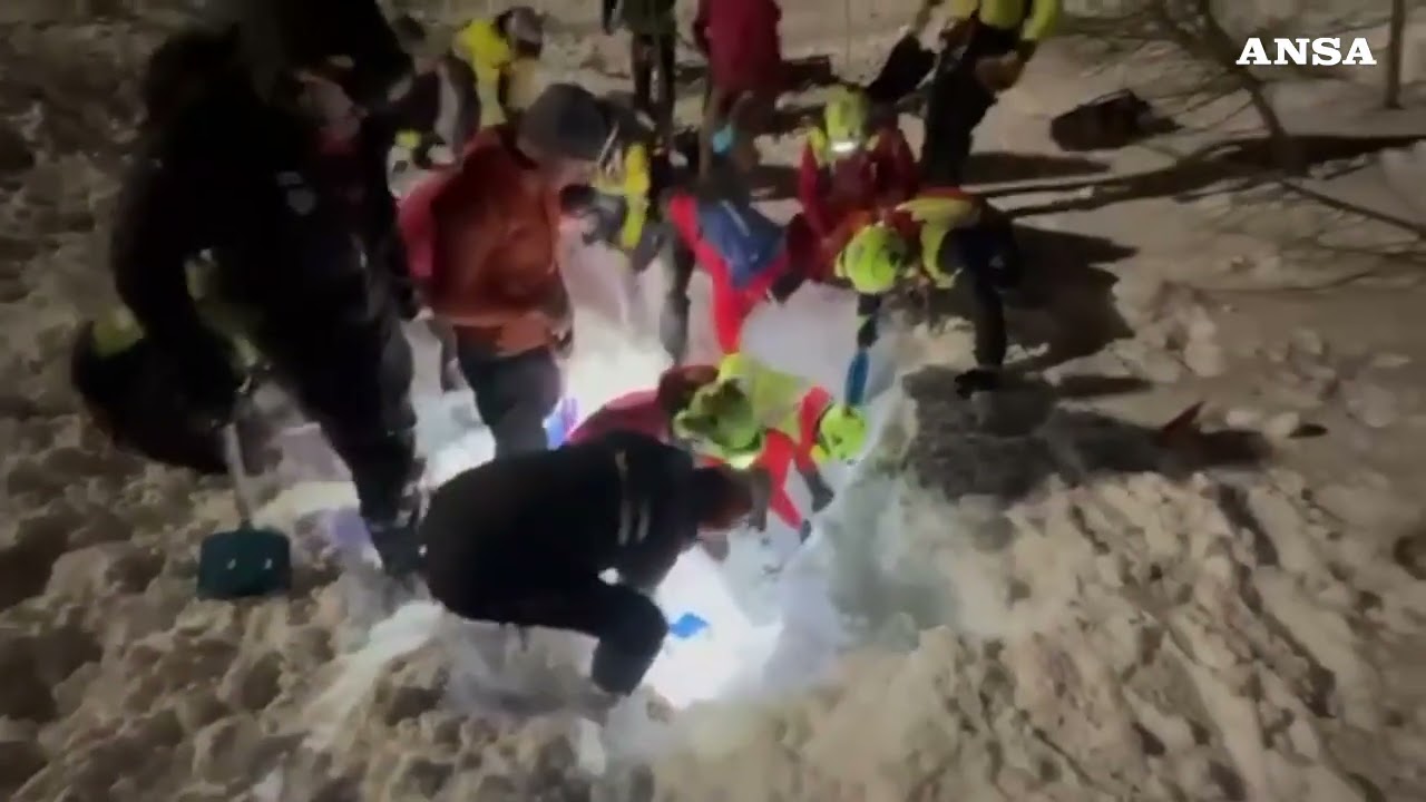 Valanga a Gressoney: 44enne travolto, salvato dal cane da soccorso dopo tre ore sotto neve