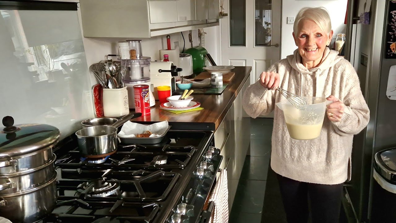 Моя мама готовит лучший воскресный ужин из жареного мяса и йоркширского пудинга