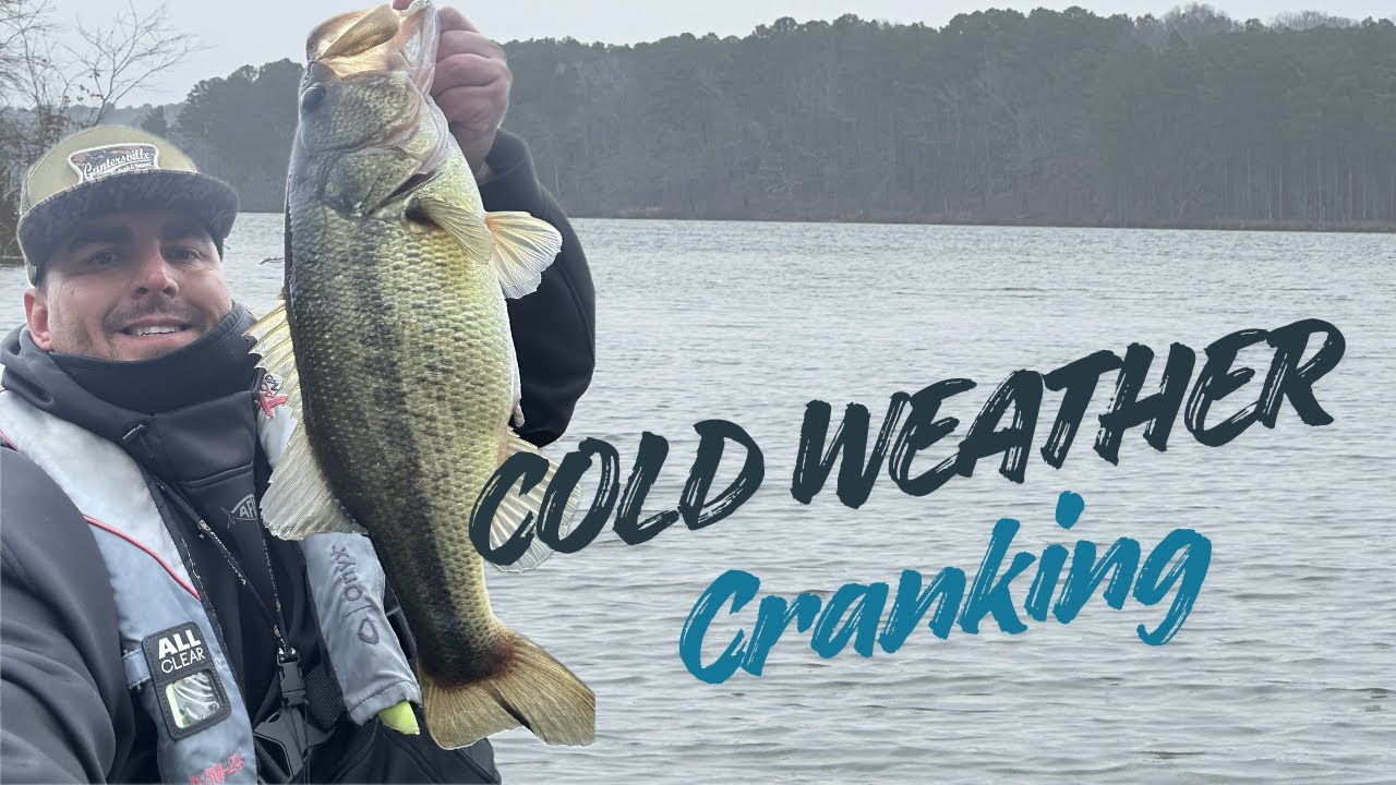 Searching for BIG Bass in COLD weather / Winter Kayak Fishing with Crankbaits