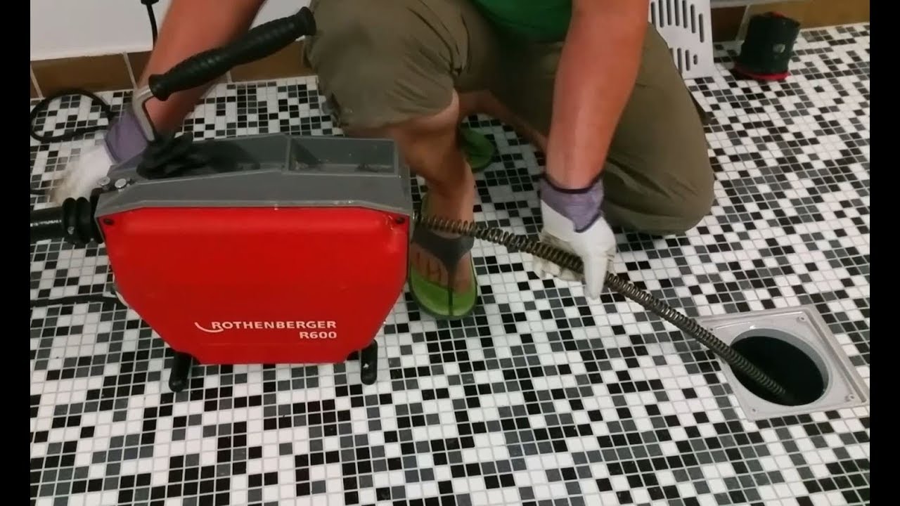 Rohrverstopfung beseitigen mit Rothenberger Rohrreinigungsmaschine R600