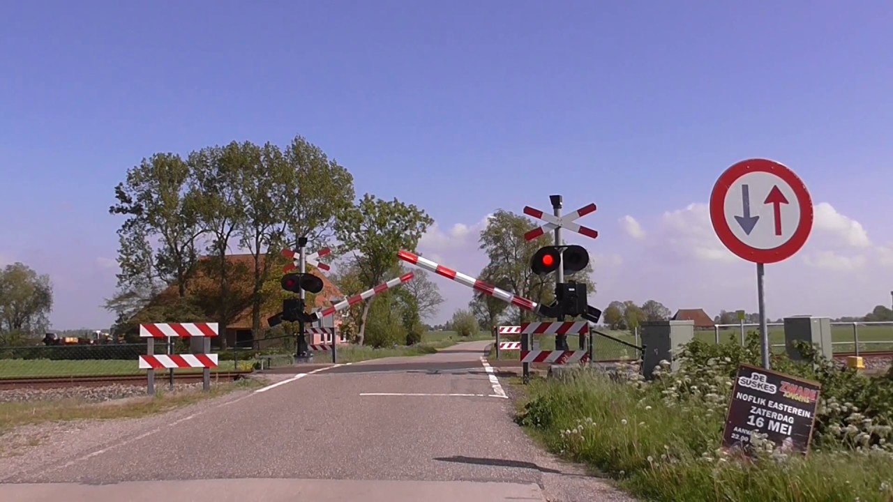 Spoorwegovergang Jorwerd (Jorwert) / Level Crossing/ Passage a Niveau/ Bahn&uuml;bergang