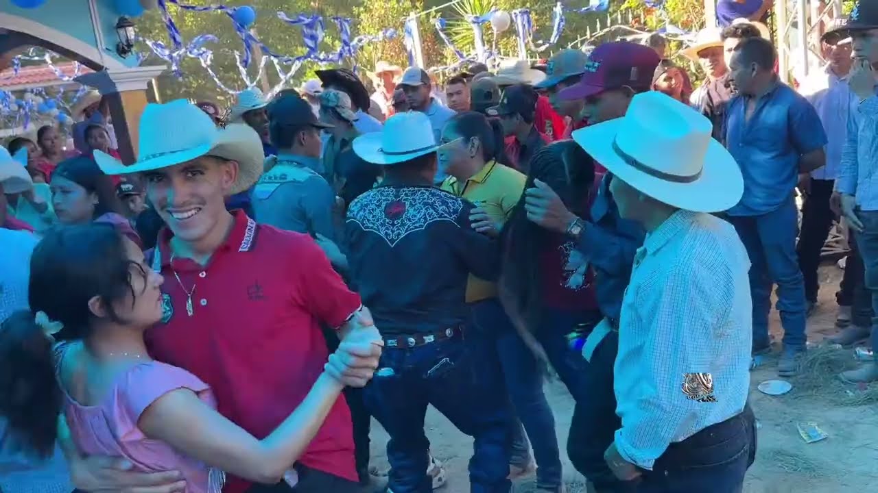 I así es como el compa Javier levanta polvo en tierra mojada que bailazo 