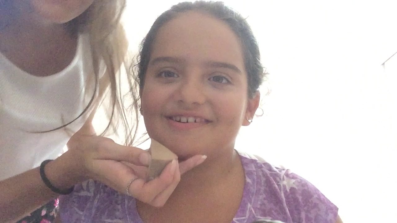 Minha prima me maquiando
