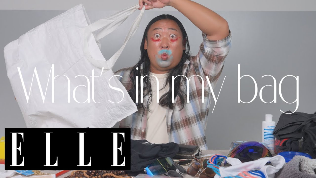 【ロバート秋山竜次】私物バッグの中身をドーン！と大公開。興味ある？｜What's in my bag｜ ELLE Japan
