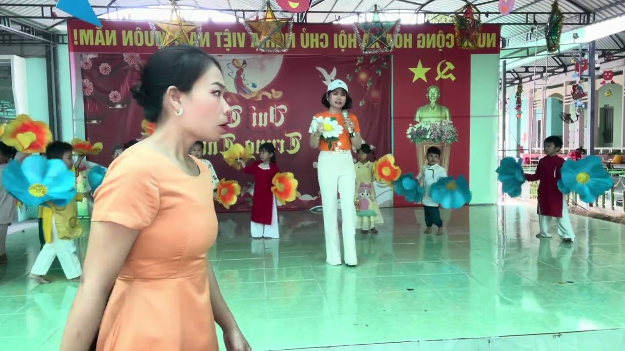 Tập ở trong lớp… rồi cô giáo quyết định cho ra ngoài. Để chạy cho quen sân khấu… trẻ con mà 