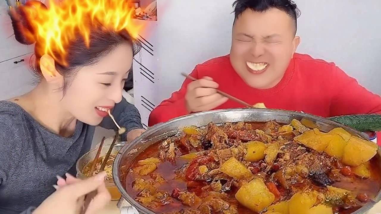 蠢老公护食猪蹄我偷吃一半肉，顺手在他鸡蛋里挤芥末！看他辣到跳脚的样子笑死！【九零后夫妻