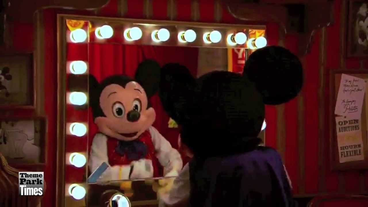 Walt Disney World — «Говорящий» фокусник Микки Маус встречает гостей в Magic Kingdom