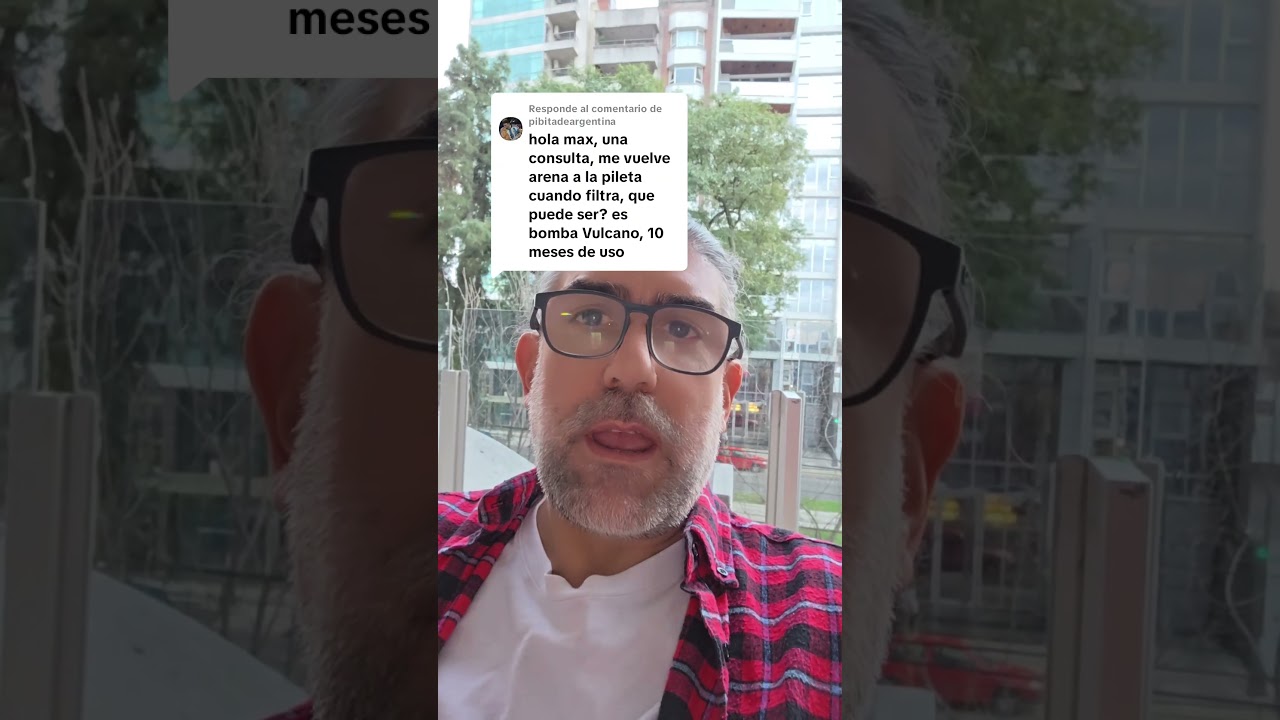 Le vuelve arena a la piscina 😱