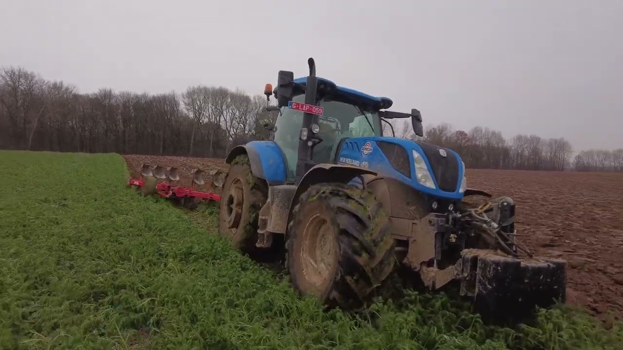 New Holland T7.230 & charrue GB 7 socs + New Holland T7.210 & charrue GB 5 socs.