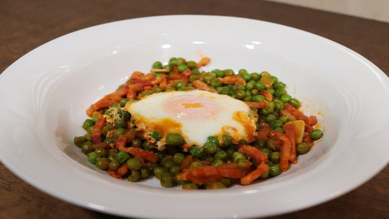 GUISANTES CON BACON Y HUEVO