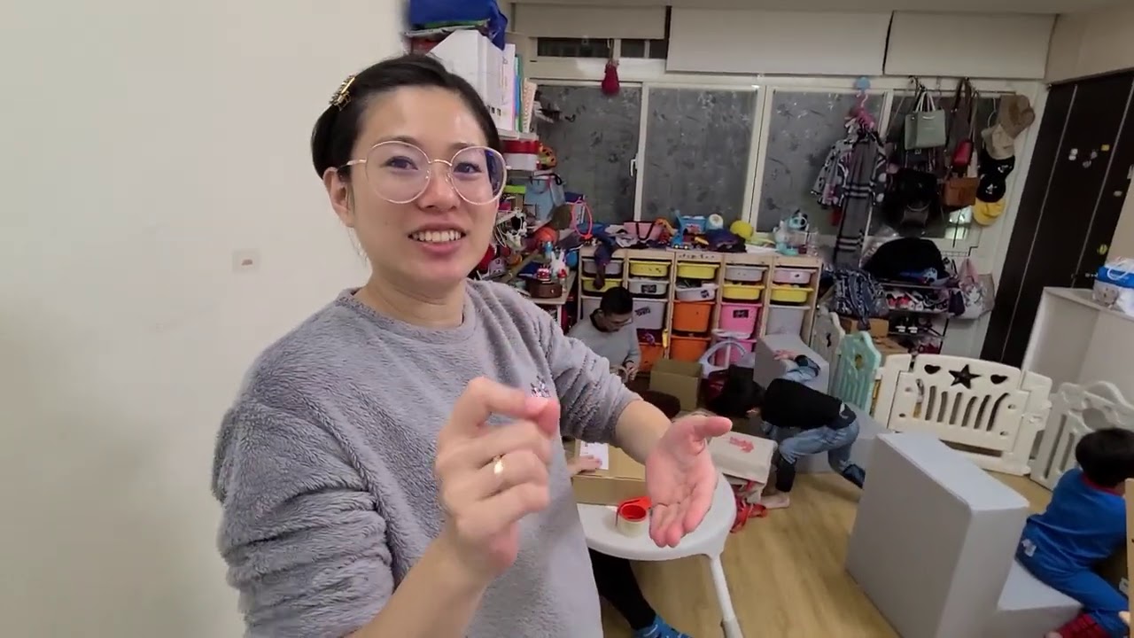 準備了200盒新年禮盒，從早包到晚，準備來交換明信片吧
