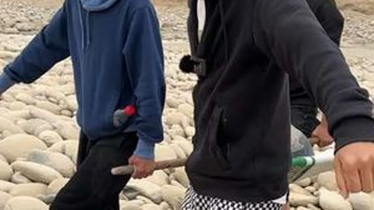 6个人，抬着一百多斤的石头，徒步几十公里，都以为能值“上千万”#新疆和田玉 #和田玉籽料 #户外捡石
